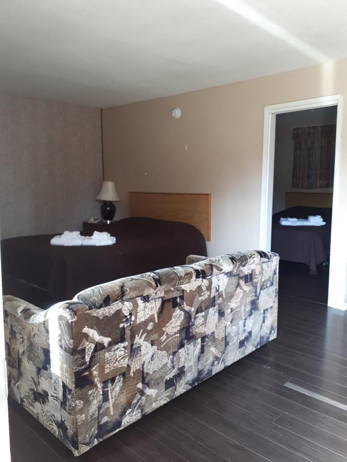 Travellers Rest Motel Salmon Arm Bagian luar foto