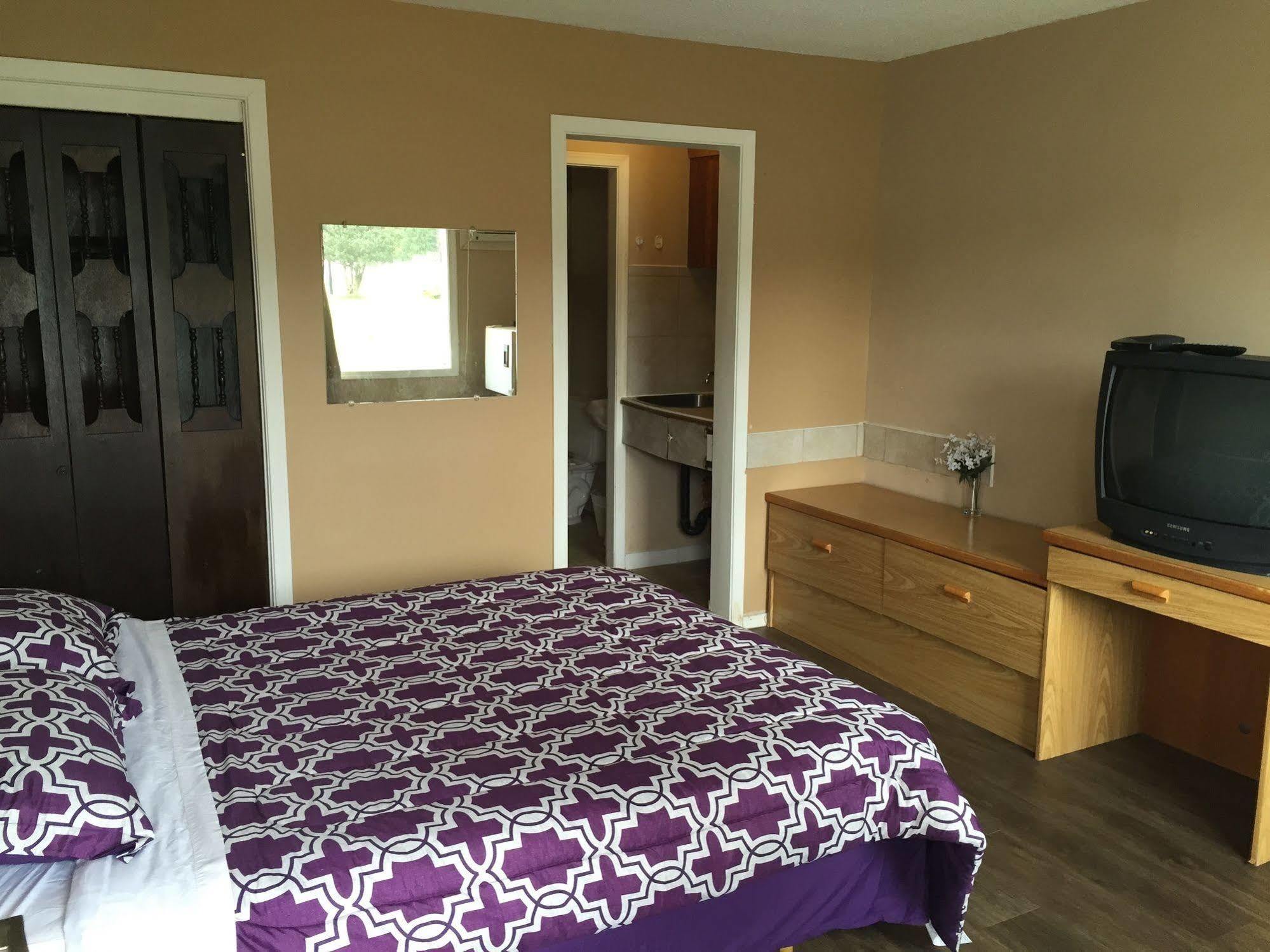 Travellers Rest Motel Salmon Arm Bagian luar foto
